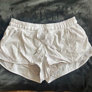 Lululemon White Hotty Hot Low-Rise Lined Short 2.5" size 8